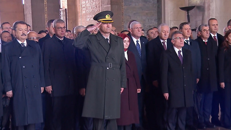 TBMM Başkanı Kurtulmuş ve beraberindeki heyet Anıtkabirde