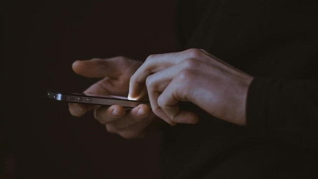 Telefonuna gelen reklamı kapatmak isterken dolandırıldı: Faiziyle birlikte bankadan tazminat alacak