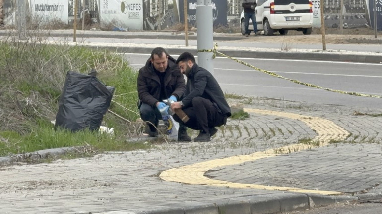 Temizlik görevlisi kaldırım kenarında buldu, ekipler alarma geçti