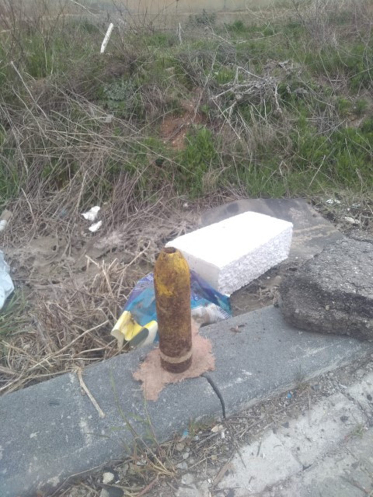 Temizlik görevlisi kaldırım kenarında buldu, ekipler alarma geçti