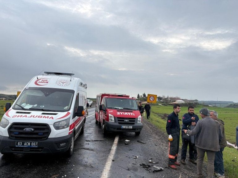 TIR ile hafif ticari araç çarpıştı: 2 ölü, 1 yaralı