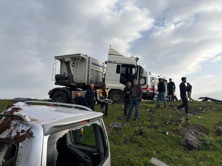 TIR ile hafif ticari araç çarpıştı: 2 ölü, 1 yaralı