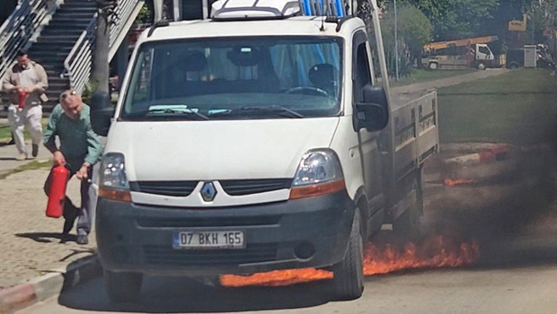 Trafikte panik anları… Kamyonette yangın çıktı, yoldan geçen sürücüler müdahale etti