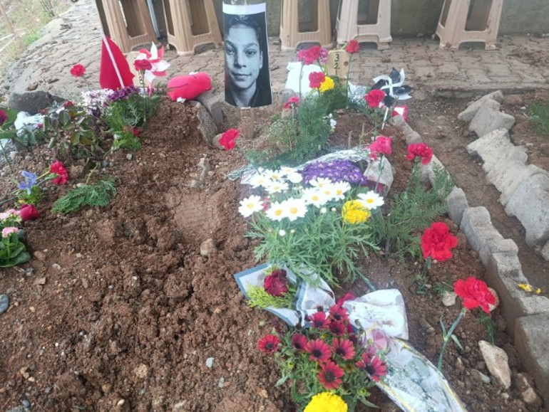 Türkiyeyi yasa boğan vahşet Mezarlığı ziyaret edenler gözyaşlarına boğuluyor: Kendi çocuğum vefat etmiş gibi