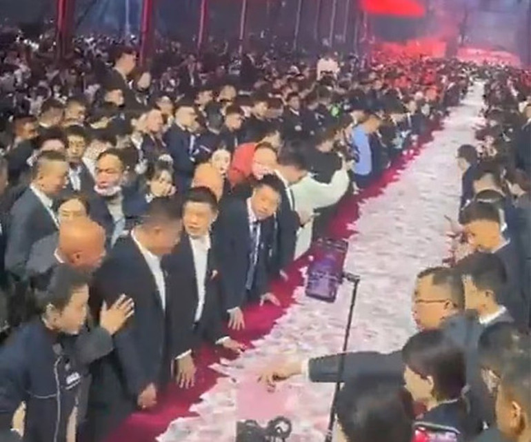 Ziyafet masasında 26 milyon dolarlık ikramiye: Çinli firmanın çalışanları Neden altın dağıtmıyorsunuz diye soruyormuş