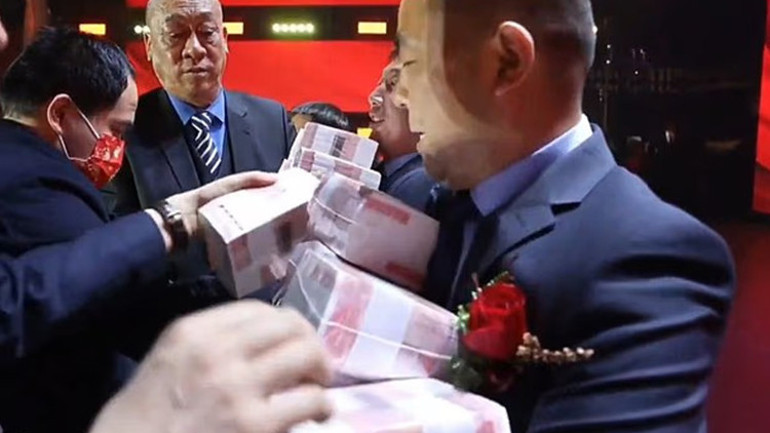 Ziyafet masasında 26 milyon dolarlık ikramiye: Çinli firmanın çalışanları Neden altın dağıtmıyorsunuz diye soruyormuş