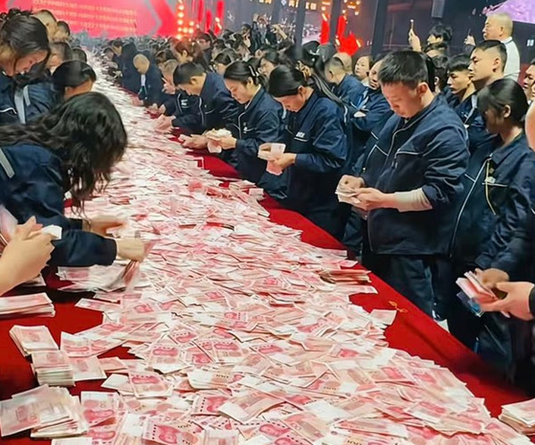 Ziyafet masasında 26 milyon dolarlık ikramiye: Çinli firmanın çalışanları Neden altın dağıtmıyorsunuz diye soruyormuş