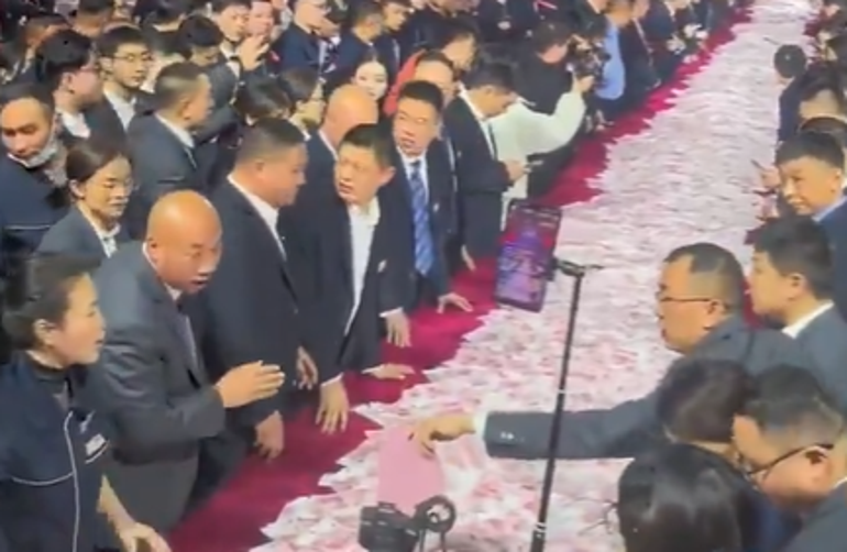 Ziyafet masasında 26 milyon dolarlık ikramiye: Çinli firmanın çalışanları Neden altın dağıtmıyorsunuz diye soruyormuş