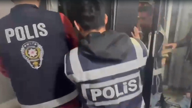 50 yıl hapis cezası var… Firari hükümlü saklandığı gardıropta yakalandı