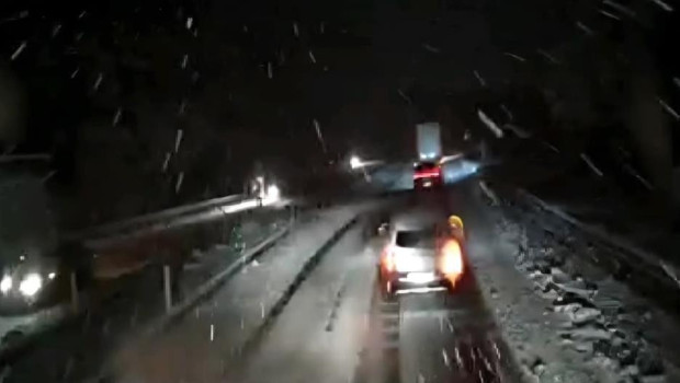 Afyonkarahisar bağlantılı 3 devlet yolu kar yağışı nedeniyle tır ve çekicilere kapatıldı