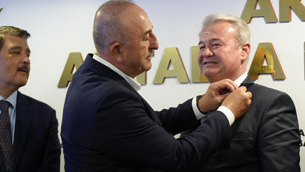 AK Parti’ye geçtiler: Törenle rozetleri takıldı
