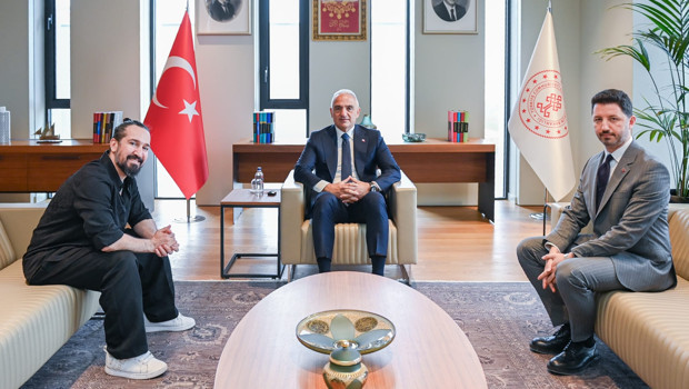 Barış Manço’nun izinde anlamlı buluşma… Bakan Ersoy Doğukan Manço ile görüştü