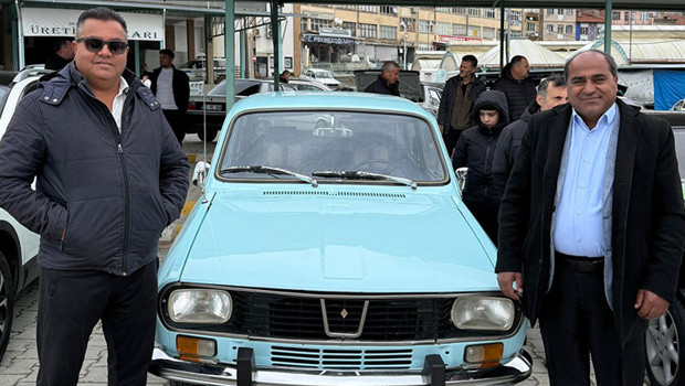 Sevenlerini başına topladı: 1974 model meşhur otomobil bakın kaç liraya satıldı