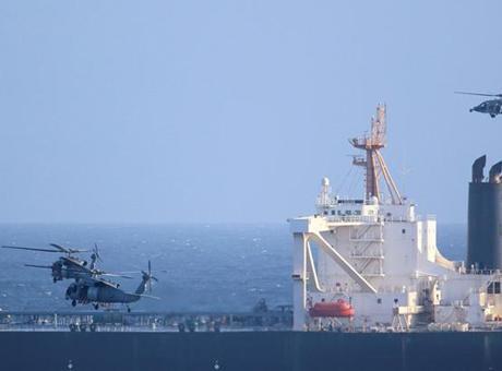 ABD baskın görüntülerini paylaştı! Hint Okyanusu’nda sıcak dakikalar