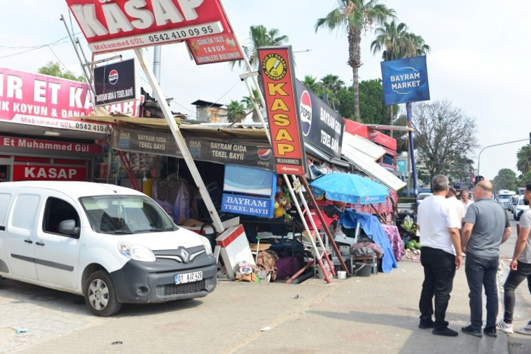 Adanada kamyon markete daldı Ortalık savaş alanına döndü