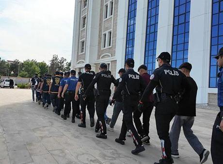 Adıyaman’da sosyal medyada ‘silah teşhiri’ yapan çok sayıda zanlı gözaltına alındı