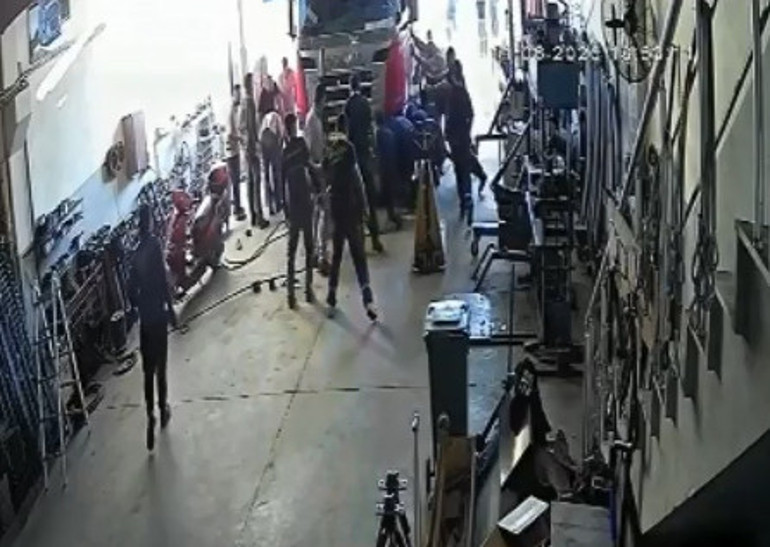 Aksarayda can pazarı Tamir ettikleri TIR’ın altında kalan baba ve oğlu komşu esnaf kurtardı