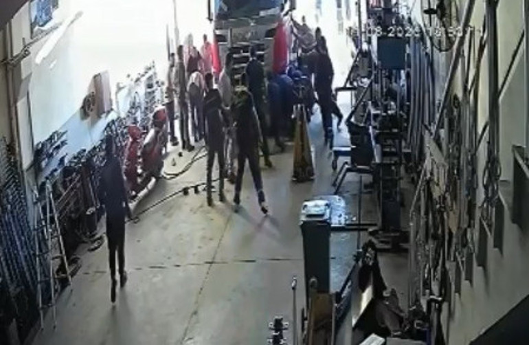 Aksarayda can pazarı Tamir ettikleri TIR’ın altında kalan baba ve oğlu komşu esnaf kurtardı