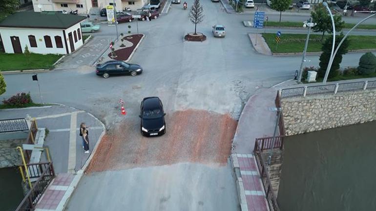 Amasya'da facianın eşiğinden dönüldü! Köprü girişinde çökme oluştu