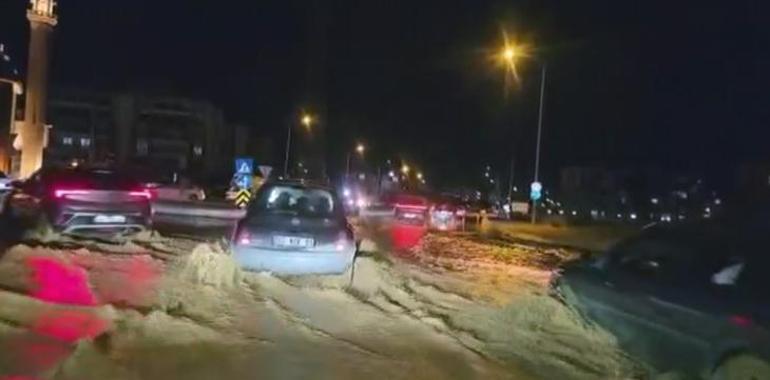 Aniden bastıran sağanak felaketi getirdi! Konya'da yollar göle döndü, mahsur kalanları AFAD kurtardı