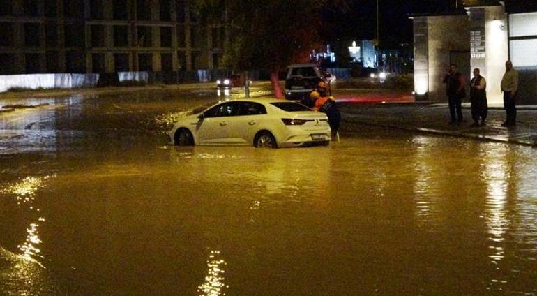 Aniden bastıran sağanak felaketi getirdi! Konya'da yollar göle döndü, mahsur kalanları AFAD kurtardı