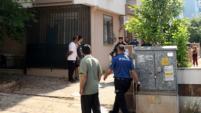 Antalya’da bir kadın evi ateşe verip kendisini içeri kilitledi: Kapı kırılarak çıkarıldı