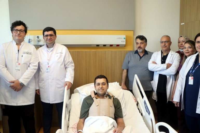 Aortu yırtılan hasta, yapay damarla hayata tutundu