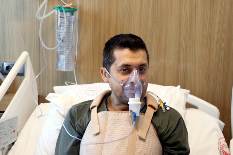 Aortu yırtılan hasta, yapay damarla hayata tutundu