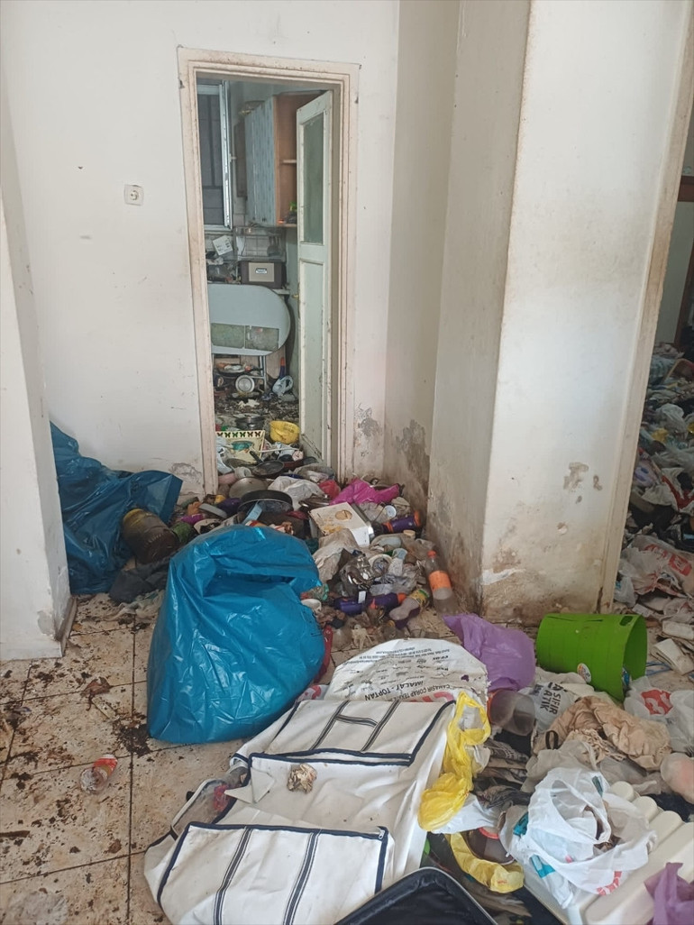 Ataşehirde kötü koku ihbarı çöp evi ortaya çıkardı Her odadan birer kamyon çöp çıktı