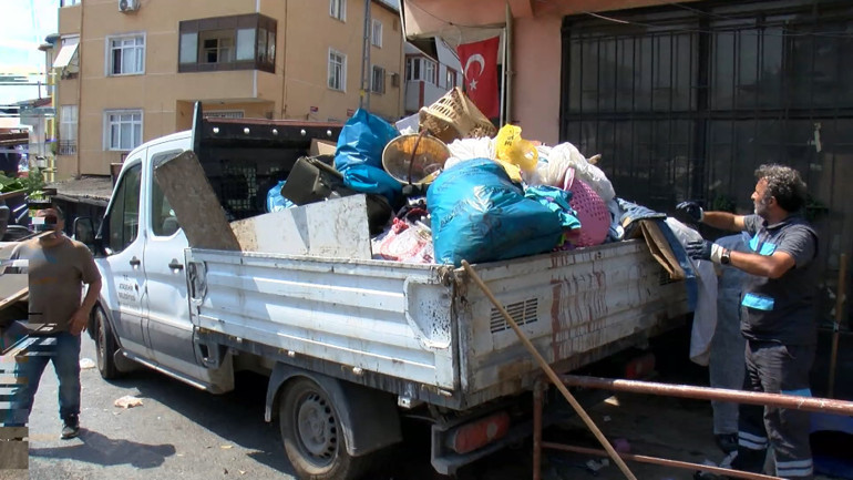 Ataşehirde kötü koku ihbarı çöp evi ortaya çıkardı Her odadan birer kamyon çöp çıktı