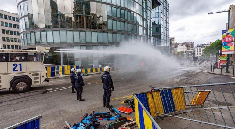 Avrupa'nın göbeğinde protestocular ile polis arasında çatışma! Belçika'da sokaklar karıştı