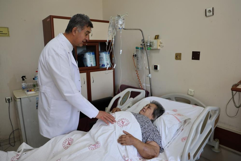 Aydında 67 yaşındaki karnından 40 kilogram kitle çıkarıldı