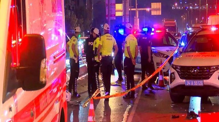 Bakırköy'de korkunç kaza! Elektrik direğine çarpan motosikletteki 2 kişi öldü