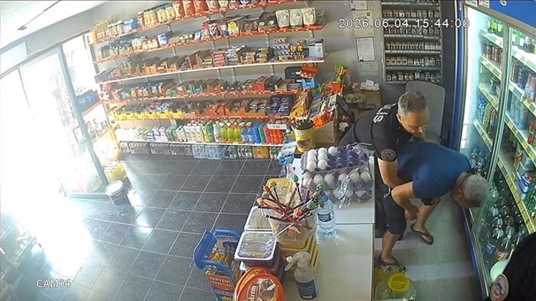 Bakkalın nefes borusuna şeker kaçtı: Polis memuru Heimlich manevrasıyla kurtardı O anlar kamerada