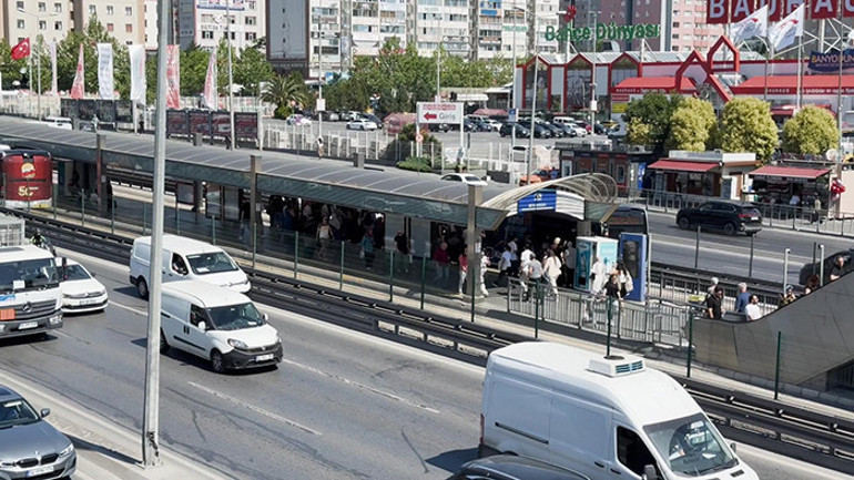 Beylikdüzünde metrobüste yan bakma kavgası: 1 kişi hayatını kaybetti