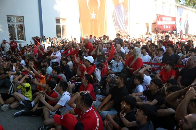 Bu sabah tüm yurtta aynı heyecan yaşandı: Binlerce vatandaş meydanlarda toplanıp milli maçı böyle izledi