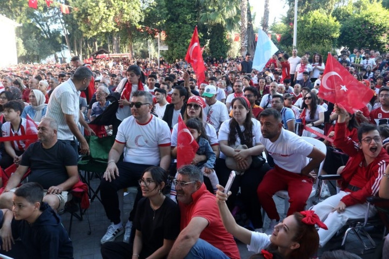 Bu sabah tüm yurtta aynı heyecan yaşandı: Binlerce vatandaş meydanlarda toplanıp milli maçı böyle izledi