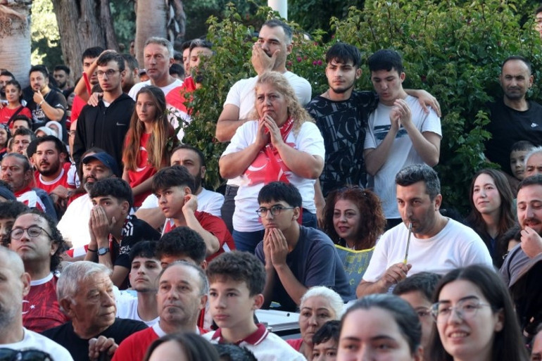 Bu sabah tüm yurtta aynı heyecan yaşandı: Binlerce vatandaş meydanlarda toplanıp milli maçı böyle izledi