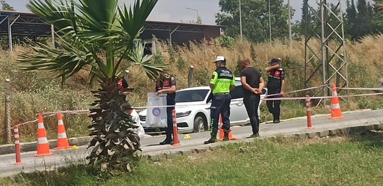 Cezaevi önünde silahlı saldırı: 2 kişi ağır yaralandı