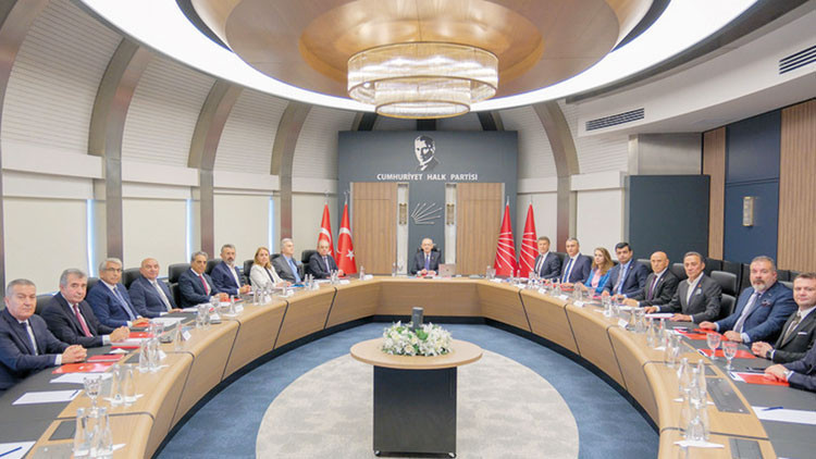 CHP MYK’dan iki başkana ihraç talebi 2 CHP MYK’dan iki başkana ihraç talebi