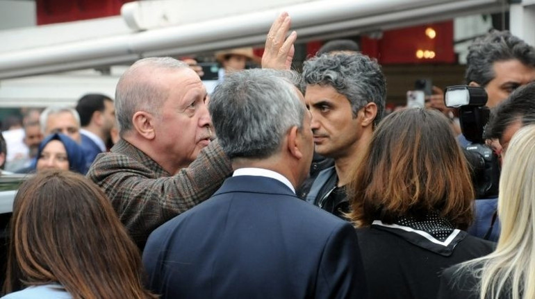 Cumhurbaşkanı Erdoğan, bir kafede vatandaşlarla sohbet etti