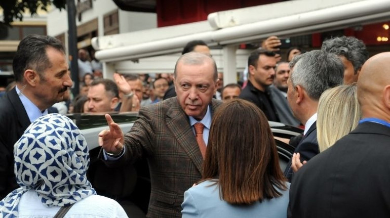 Cumhurbaşkanı Erdoğan, bir kafede vatandaşlarla sohbet etti