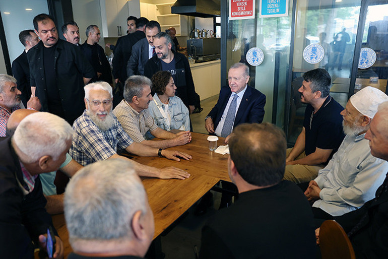 Cumhurbaşkanı Erdoğan Erzurum Vakfının lokalini ziyaret etti