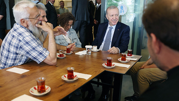 Cumhurbaşkanı Erdoğan Erzurum Vakfının lokalini ziyaret etti