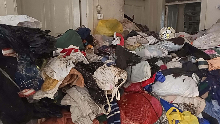 Daha önce 6 kez temizlenen evden yine 6 kamyon çöp çıktı 2 Daha önce 6 kez temizlenen evden yine 6 kamyon çöp çıktı