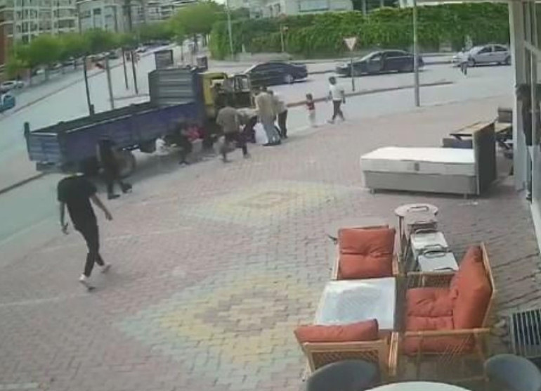Dehşet anları kamerada…. Bisikletteki 3 çocuk kamyonetin altında kaldı