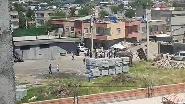 Diyarbakırda taşlı, sopalı ve silahlı kavga: Nevzat Bahtiyarın kardeşi ve yeğenleri vuruldu