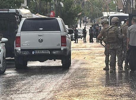 Engelli kardeşini ve polis memurunu yaraladı, operasyonla etkisiz hale getirildi 2 Engelli kardeşini ve polis memurunu yaraladı, operasyonla etkisiz hale getirildi