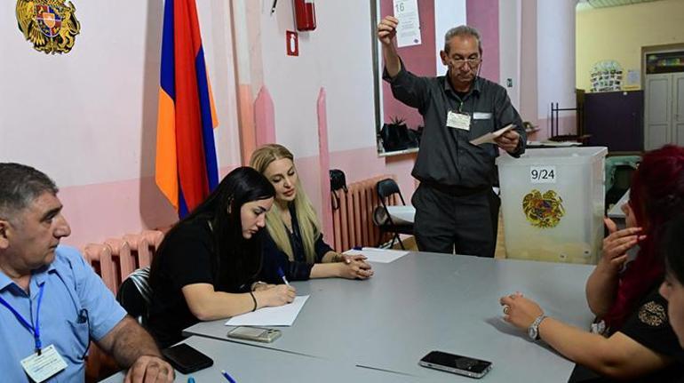Ermenistan'da kazanan Paşinyan oldu! Seçimin ardından ilk kez konuştu: 'Tarihi bir başarı' 3 Ermenistan'da kazanan Paşinyan oldu! Seçimin ardından ilk kez konuştu: 'Tarihi bir başarı'