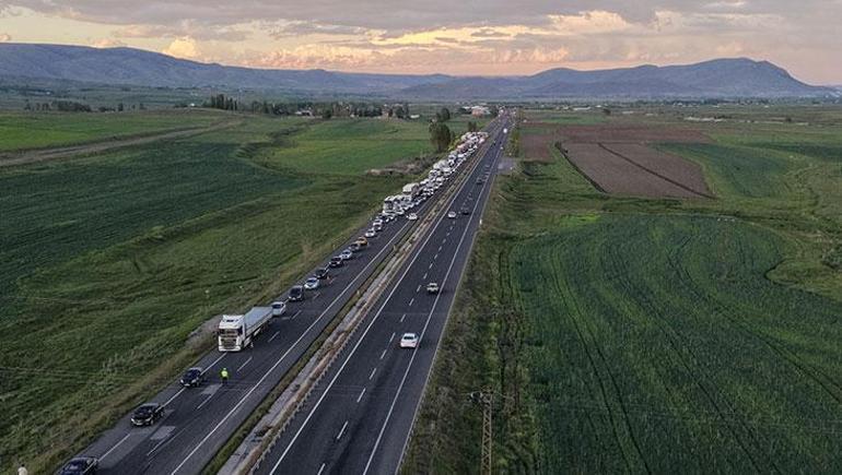 Erzurum'da bariyerlere çarpan tır alev aldı! Sürücü son anda kurtuldu 5 Erzurum'da bariyerlere çarpan tır alev aldı! Sürücü son anda kurtuldu